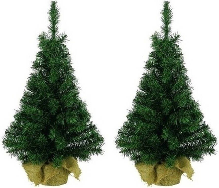 Decoris 2x Groene kunst kerstbomen 90 cm met jute zak kluit Kunstkerstboom